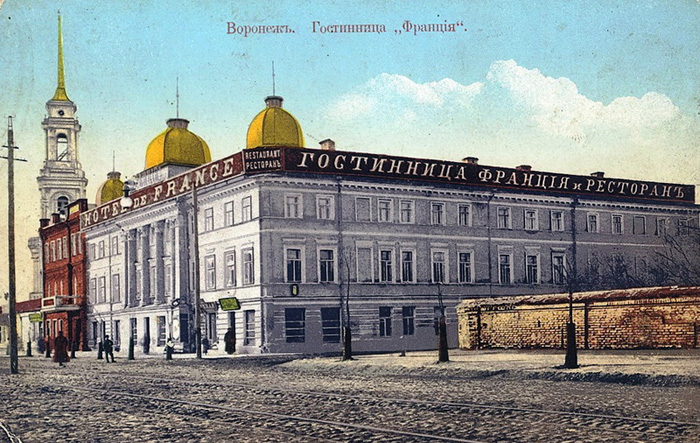 Гостиница на площади перед Митрофановским монастырем и принадлежал купцам Шухминым